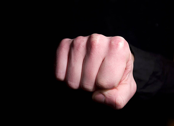  Policial dá um ‘jab’ para capturar homem procurado pela Justiça por homicídio